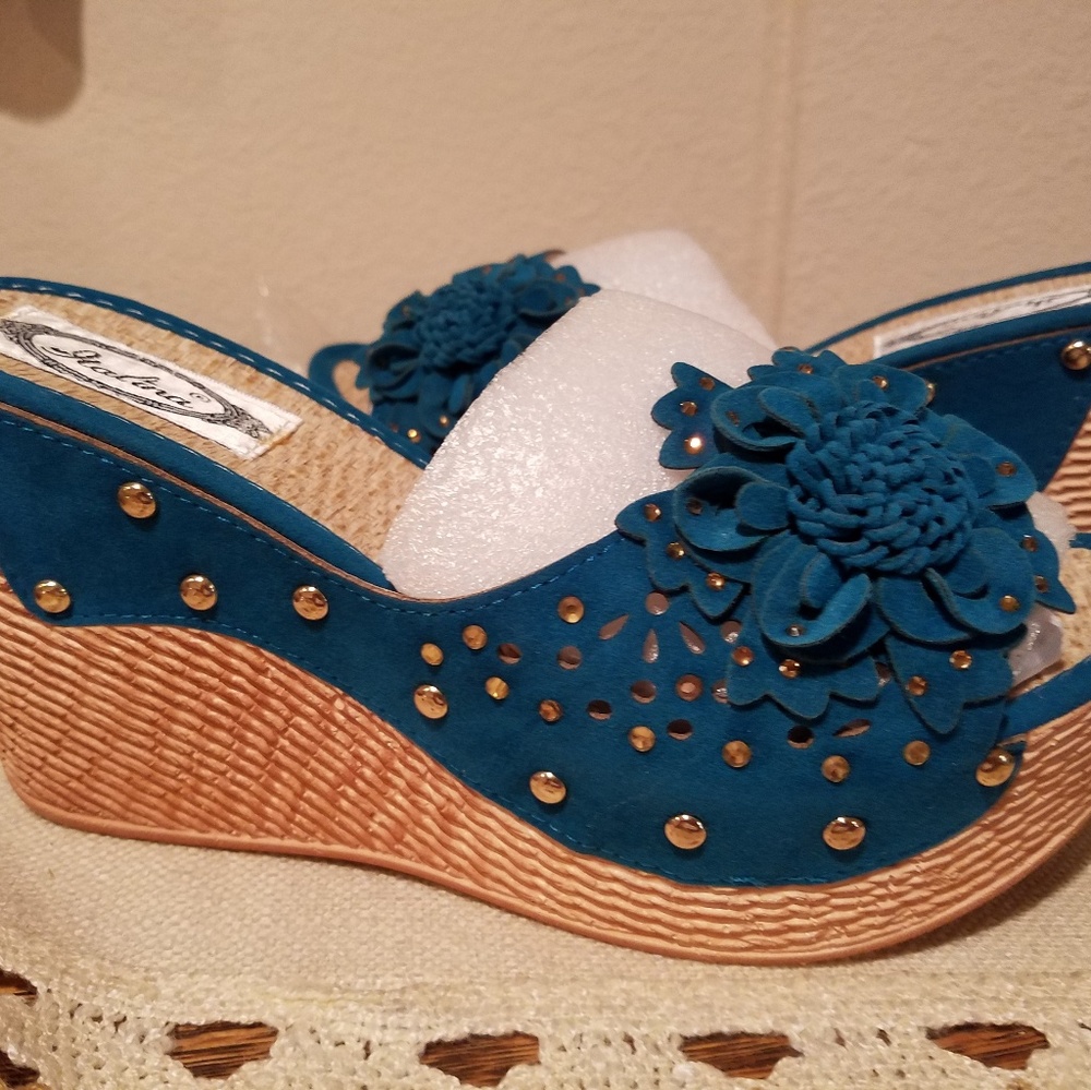 Wedge shoes